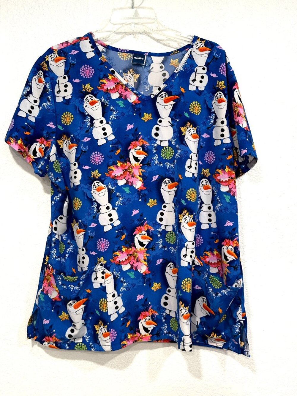 Disney Frozen II Scrub Top Olaf MultiColor V-Neck Pockets Short Sleeve Womens XL